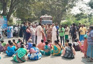  குடிநீர் முறையாக வழங்க கோரி கம்பாலபட்டி மக்கள் மறியல்