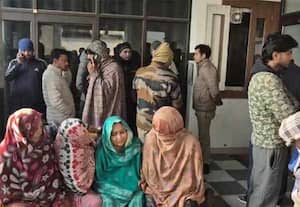 துப்பாக்கி குண்டுகள் பாய்ந்த நிலையில் ஒரே குடும்பத்தை சேர்ந்த 5 பேர் சடலமாக மீட்பு: உ.பி., வருவாய் துறை அதிகாரி வீட்டில் அதிர்ச்சி!