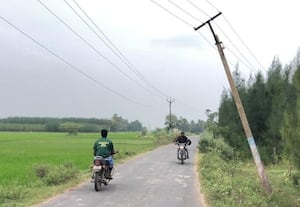  சாய்ந்துள்ள மின்கம்பம்: போந்துாரில் அபாயம்