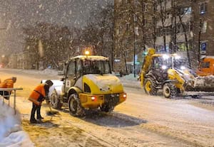 ரஷ்யாவில் 60 ஆண்டுகளில் இல்லாத சீதாஷ்ண நிலை; 16 அடி உயரத்துக்கு பனி கொட்டியதால் மூழ்கிய நகரம்