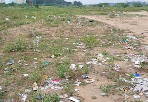  பரமக்குடி வைகை ஆற்றில் குவிந்துள்ள பிளாஸ்டிக் குப்பையை அகற்ற கோரிக்கை