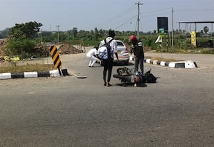 திருப்போரூர் ஆறுவழி சாலை சந்திப்பில் வேகத்தடுப்பு அமைக்க கோரிக்கை