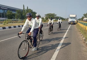  மாணவர்கள் 3800 கி.மீ., சைக்கிள் பயணம்