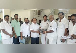  அமைச்சர் சீருடை வழங்கல்