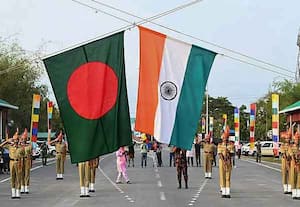 வங்கதேசத்தில் அசாதாரண சூழல்... இந்திய அதிகாரிகளின் குடும்பங்களை திரும்ப அழைத்தது மத்திய அரசு