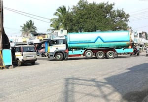  செங்கல்பட்டு: புகார்பெட்டி ; புழுதி பறக்கும் சாலை சீரமைக்கப்படுமா?