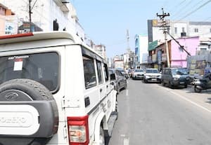  நகரின் பிரதான ரோடுகளில் போக்குவரத்து நெரிசல் கண்டுகொள்ளாத போக்குவரத்து போலீசார்