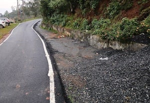 பாதியில் நிறுத்தப்பட்ட சாலை பணி; பாக்கோரை மக்கள் அதிருப்தி