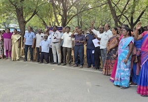  வருவாய்த்துறை சங்கங்களின்  கூட்டமைப்பு ஆர்ப்பாட்டம்