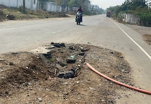  அரைகுறை இன்டர்நெட் கேபிள் பணி விபத்து அபாயத்தில் வாகன ஓட்டிகள்