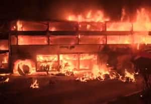 ஆந்திராவில் லாரி மீது மோதிய பஸ் தீப்பிடித்து எரிந்து நாசம்; 3 பேர் உடல் கருகி பலி