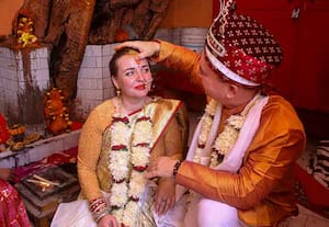 காசியில் திருமணம் முடித்த ரஷ்ய காதலர்கள்.