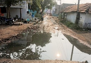  வீதியில் குளம் போல் தேங்கும் கழிவு நீர்