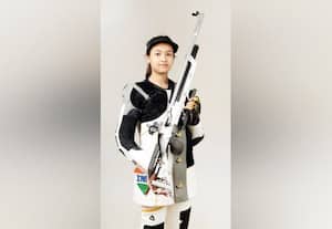  17 வயது சிறுமி துப்பாக்கி சூட்டில் அசத்துகிறார்