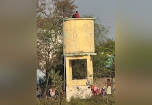  சம்பள பாக்கி தராததால் குடிநீர் தொட்டி மீது ஏறி மிரட்டிய மாற்றுத்திறனாளி