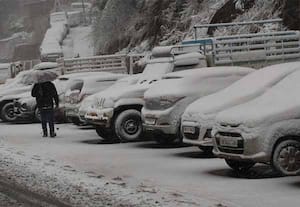 ஜம்மு காஷ்மீரில் கடும் பனிப்பொழிவு; விமான சேவைகள் பாதிப்பு... தேசிய நெடுஞ்சாலை மூடல்