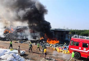  திண்டுக்கல் பிளாஸ்டிக்  கோடவுனில் தீ;  7 மணி நேரமாக  தீயை அணைத்த வீரர்கள்