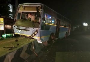  மையத்தடுப்பு கற்கள் மீது மோதி நின்ற அரசு பஸ்