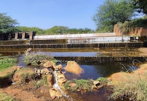  கருமை நிறமாக மாறிய நாட்டார் கண்மாய் தண்ணீர்