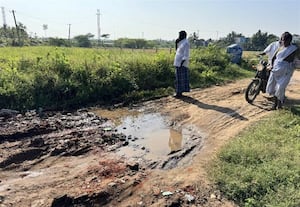  ஐந்து மாதமாக வெளியேறிய குடிநீர் வீணான ரோடு: அதிகாரிகள் அலட்சியம்