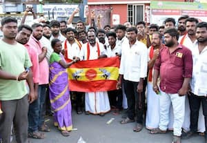  கள்ளக்குறிச்சி த.வெ.க.,வினர்  'விசில்' வழங்கி கொண்டாட்டம் 