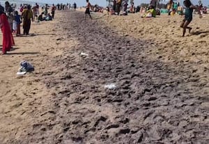 கருப்பு நிறத்தில் மாறிய கடற்கரை: திருச்செந்துாரில் பக்தர்கள் அதிர்ச்சி