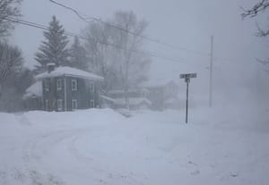 அமெரிக்காவை புரட்டிப்போடும் பனிப்புயல்; 8,000க்கும் மேற்பட்ட விமானங்கள் ரத்து