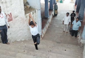  அர்த்தநாரீஸ்வரர் கோவிலுக்கு யோகா செய்தபடி சென்ற சிறுமி