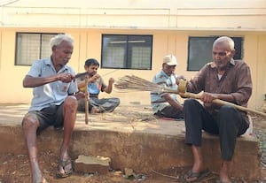  துாக்கி வீசப்படும் தென்னை ஓலையில் துடைப்பம் தயாரிப்பு