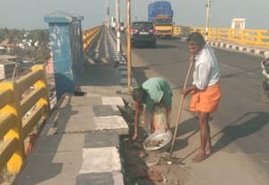  பாம்பன் பாலத்தில் குப்பை அகற்றம்