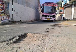 மாற்றுப்பாதையில் ஏராளமான... ﻿ 'பல்லாங்குழி;  ஆட்டம் காணும் வாகனங்கள்
