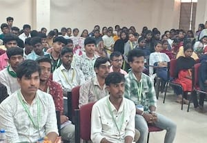  'மாணவர்கள் தமிழை நேசிக்க வேண்டும்'