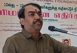  மாணவருக்கு பெற்றோரே நிஜ ஹீரோ
