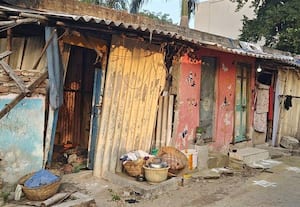  வீடு ஒதுக்கப்பட்ட விவகாரத்தில் பாரபட்சம் 12 குடும்பங்களை தவிக்கவிட்ட அதிகாரிகள்