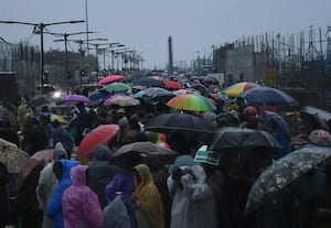  மழையை பொருட்படுத்தாமல் மீன் வாங்க குவிந்த மக்கள்