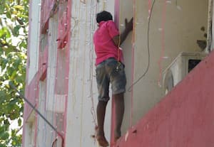  உயிரை பணயம் வைத்து புறா பிடிக்க முயலும் சிறுவர்கள்