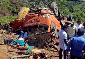  மூணாறில் வேன் கவிழ்ந்து தமிழக சுற்றுலா பயணிகள் காயம்