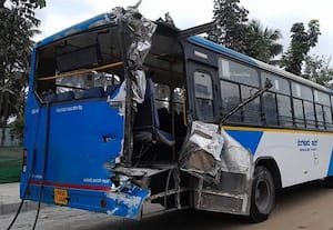  பி.எம்.டி.சி., பஸ் மீது எக்ஸ்பிரஸ் ரயில் மோதல்