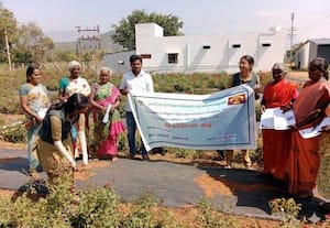  ரோஜா செடியில் கவாத்து செய்வது எப்படி;  வேளாண்  மாணவிகள் செயல் விளக்கம்