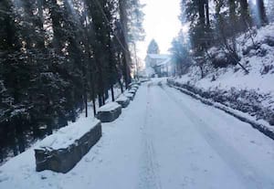 ஹிமாச்சலில் நிலவும் கடும் பனிப்பொழிவால் 1250 சாலைகள் மூடல்; சுற்றுலா பயணிகள் தவிப்பு