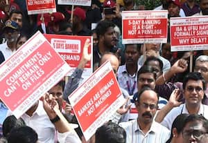 நாடு முழுவதும் வங்கி ஊழியர்கள் வேலைநிறுத்தம்: வாடிக்கையாளர் சேவைகள் பாதிப்பு