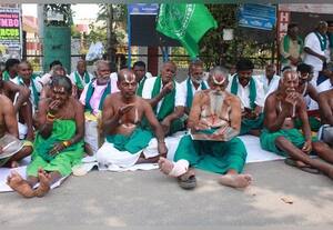  மனித கழிவை உண்ணும் போராட்டம் விவசாய சங்கத்தினர் செயலால் 'ஷாக்'