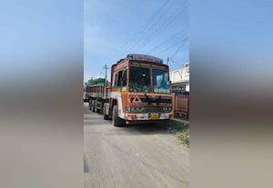  கனிம வளம் ஏற்றி சென்ற லாரி மீது பெட்ரோல் குண்டு வீச்சு