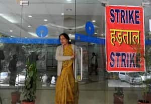 வங்கி ஊழியர்கள் வேலைநிறுத்தம்; வாடிக்கையாளர் சேவைகள் பாதிப்பு