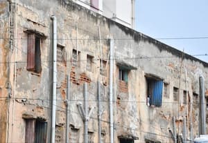  பாழடைந்த முல்லை நகர் குடியிருப்புகள் அபாயகரமான வீடுகளில் உயிர் பலி அபாயத்தில் மக்கள்