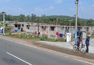 செங்கையில் இருளர் இன மக்களுக்கு வீடுகள் கட்டும் பணி...இழுத்தடிப்பு: ஊரக வளர்ச்சி துறை அதிகாரிகள் அலட்சியத்தால் அதிருப்தி