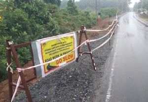  சாலையை விரிவாக்கும் இடத்தில் இரும்பு தடுப்பு அமைப்பு