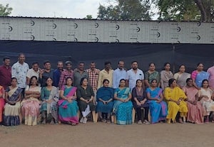  அரசு பள்ளியில் முன்னாள் மாணவர்கள் சந்திப்பு