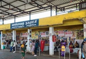  இடியும் நிலையில் பயணியர் நிழற்கூரை சீரமைக்க நகராட்சி அதிகாரிகள் தயக்கம்