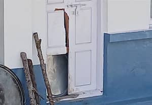  கோவில் கதவை உடைத்த கரடி;  கிராம பொதுமக்கள் அச்சம்